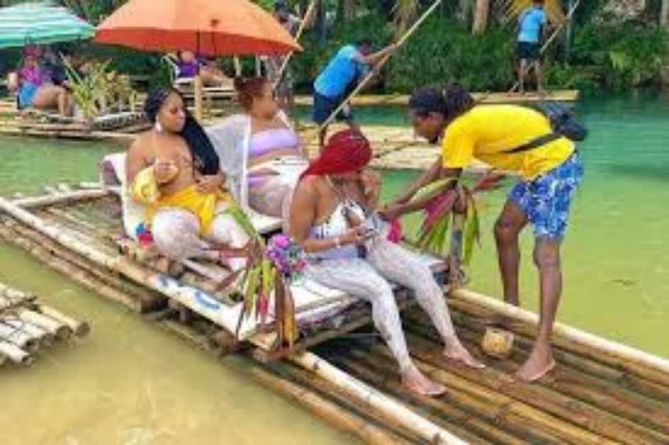 imagem n.4 de Montego Bay, Jamaica: Rafting de bambu com massagem nos pés atividade em Montego Bay, carregada pelo fornecedor