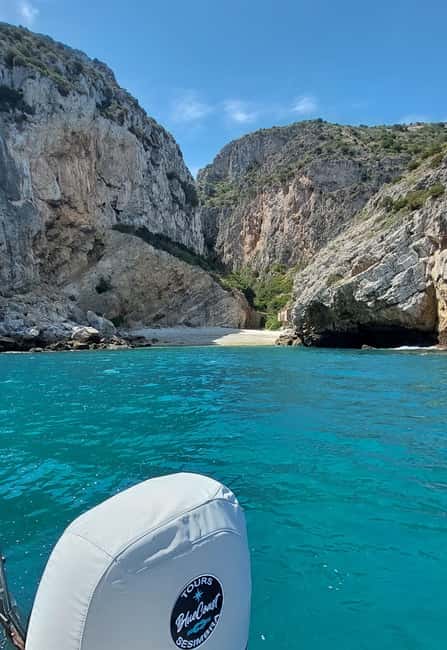 imagem n.10 de Sesimbra: Passeio de barco pelas baías e praias secretas com snorkeling atividade em Distrito de Lisboa, carregada pelo fornecedor