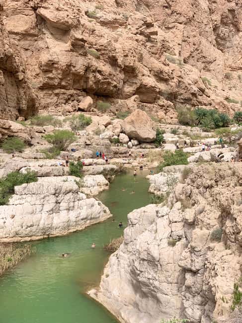 Immagine nº 7 di Muscat: Tour privato di Wadi Shab e Bimmah Sinkhole con pranzo attività a Regione al-Sharqiyya, caricata dal fornitore