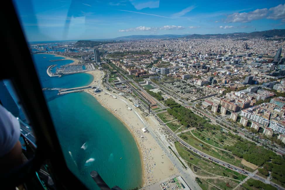 Bild Nr. 3 von Barcelona: Hubschrauberflug mit optionaler Bootsfahrt Aktivität in Barcelona, hochgeladen vom Anbieter