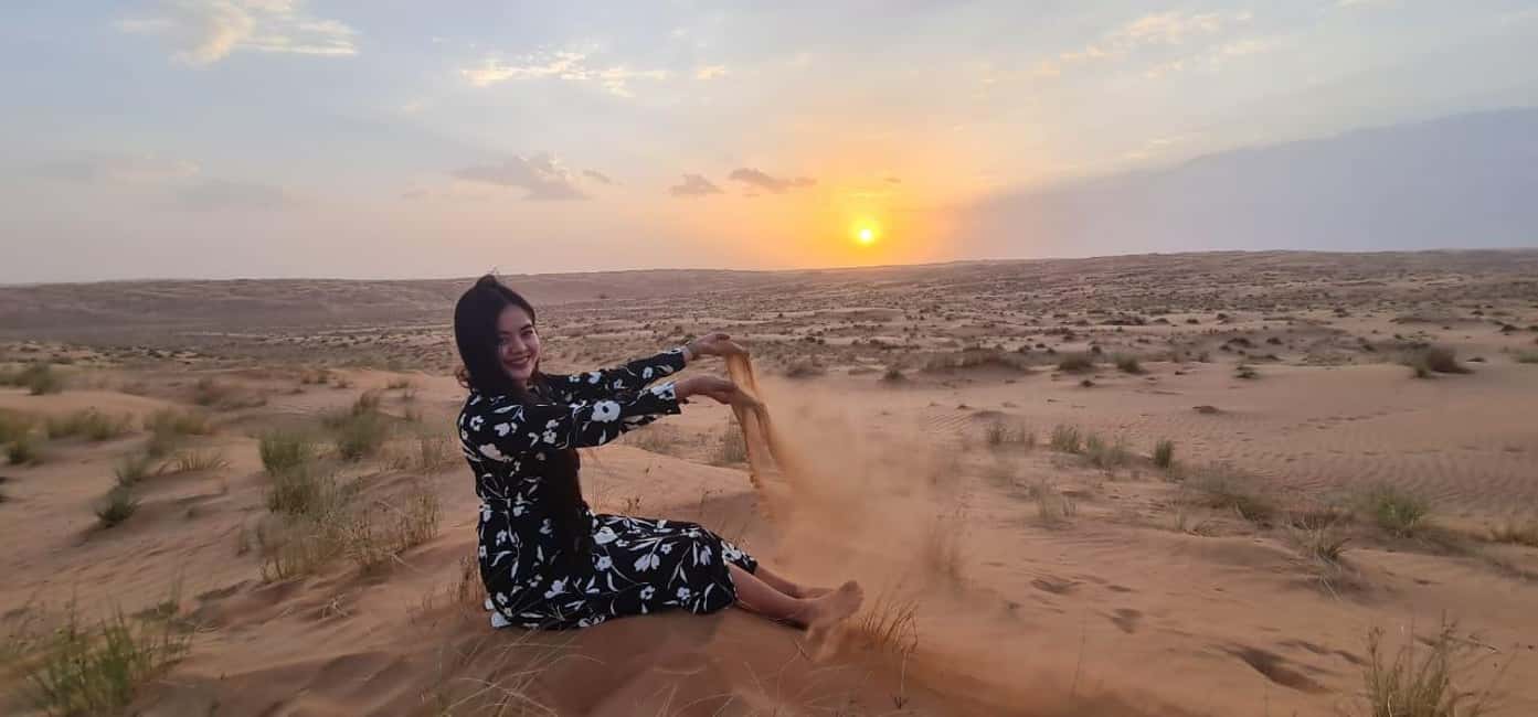 Immagine nº 3 di Giornata privata nel deserto con osservazione del tramonto attività a Regione al-Sharqiyya, caricata dal fornitore