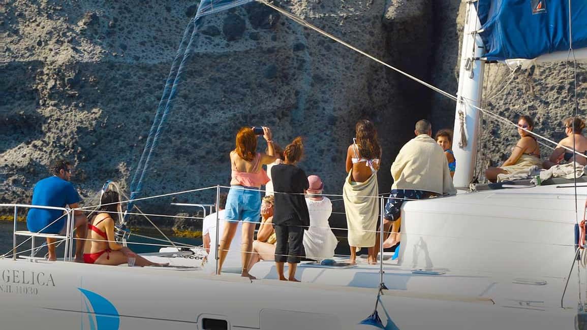 imagem n.27 de Santorini: Cruzeiro ao pôr do sol com jantar grego e transfer atividade em Cíclades, carregada pelo fornecedor