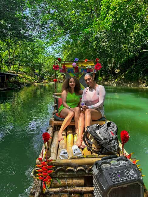 imagem n.1 de De Montego Bay: Rafting em bambu e massagem em pedra calcária atividade em Montego Bay, carregada pelo fornecedor