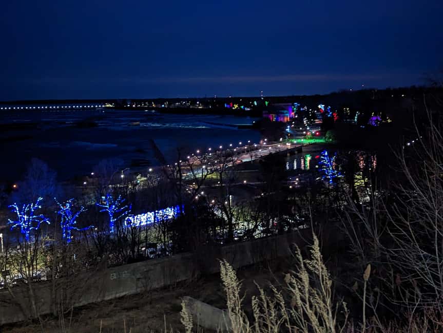imagen n.º 2 de De Toronto a las cataratas del Niágara: Excursión nocturna con crucero y luces actividad en Niagara Falls, Nueva York, subida por el proveedor