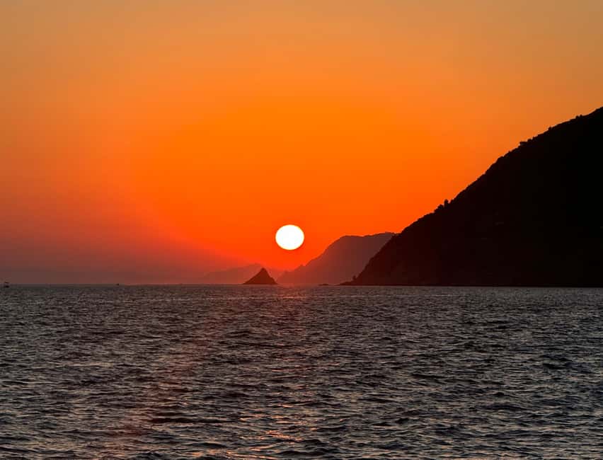 image n.6 of Cinque Terre: Sunset boat tour with aperitifs activity in Porto Venere, uploaded by supplier