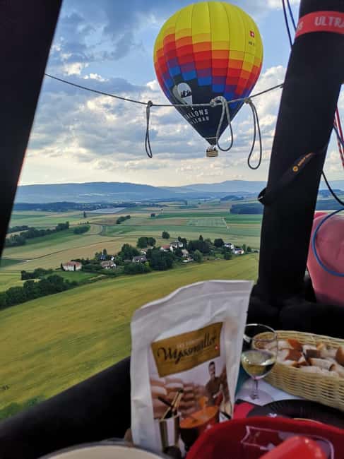Image N°7 de Lausanne : vol en montgolfière avec fondue suisse activité à Canton de Vaud, publiée par le prestataire