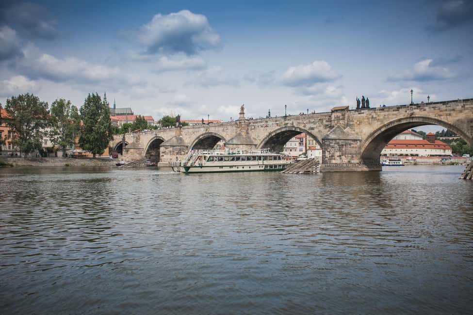 Prag içindeki Prag: Vltava Nehri üzerinde 2 saatlik unutulmaz bir yolculuk. etkinliğinin tedarikçi tarafından yüklenen 6 no'lu görseli