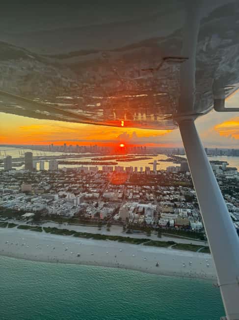 imagen n.º 16 de Miami Beach: Vuelo romántico privado al atardecer con champán actividad en Miami, subida por el proveedor