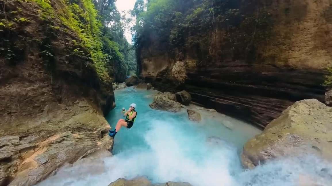 imagem n.3 de Cebu: Excursão de canyoning às cataratas de Kawasan com tirolesa atividade em Badian, carregada pelo fornecedor