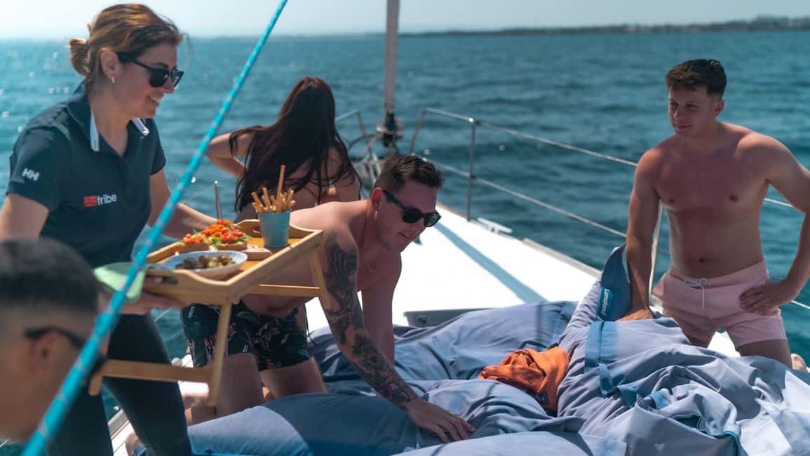 imagen n.º 3 de Catania: Vuelta en velero a la Costa de los Cíclopes con aperitivo siciliano actividad en Aci Trezza, subida por el proveedor