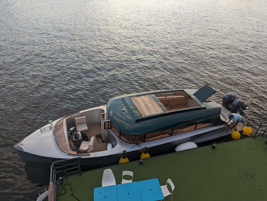 Image N°13 de Paris : Croisière privée au coucher du soleil avec apéritif et prise en charge des passagers activité à Paris, publiée par le prestataire