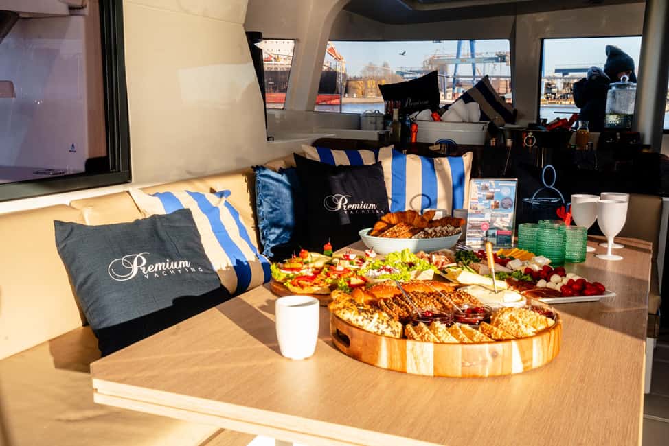 imagen n.º 3 de Gdansk/Sopot: Desayuno Crucero en Catamarán actividad en Suchy Dąb, subida por el proveedor