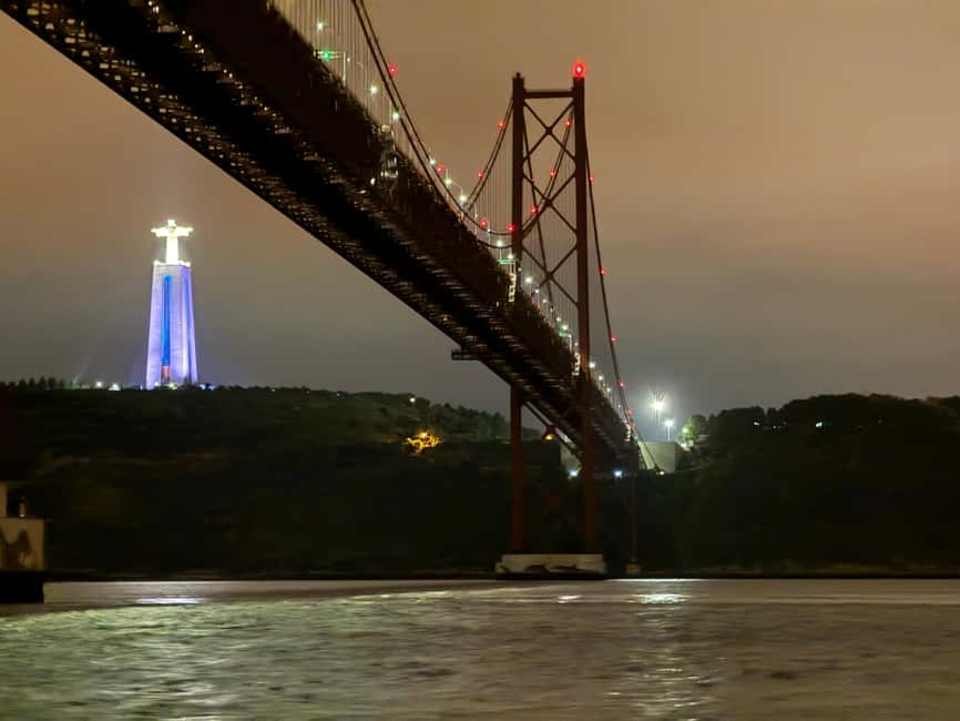 imagem n.31 de Lisboa: Passeio de Veleiro com Guia Local e Open Bar de Vinho Verde atividade em Lisboa, carregada pelo fornecedor