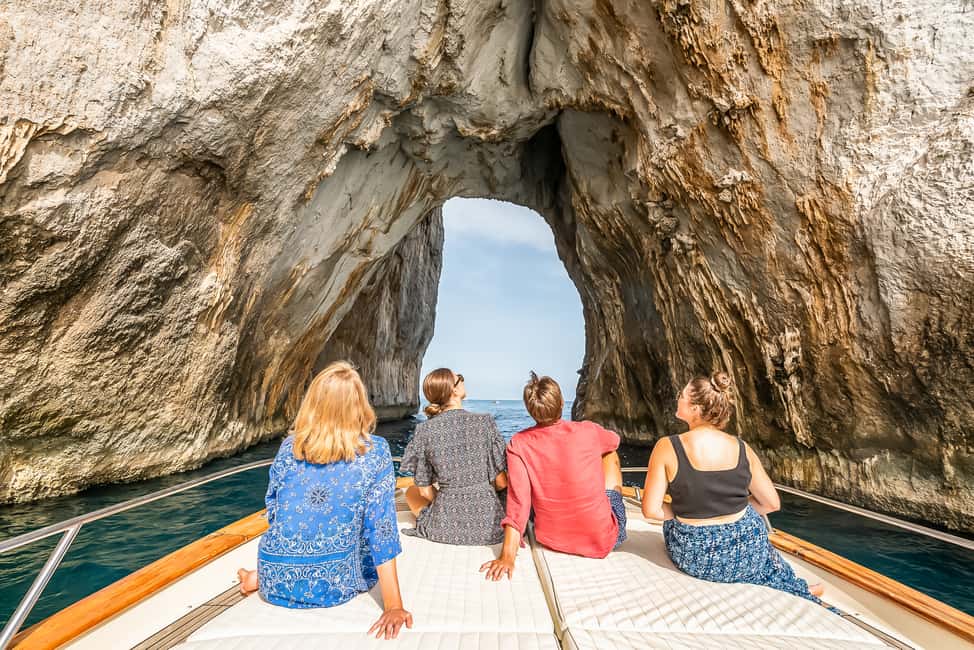 imagem n.27 de Sorrento: Passeio de barco exclusivo em Capri e Gruta Azul opcional atividade em Anacapri, carregada pelo fornecedor