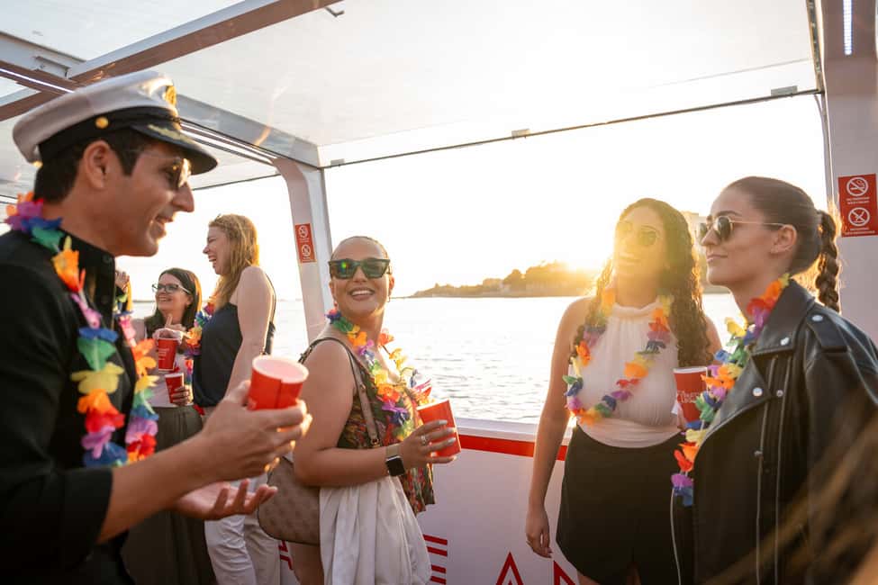 imagem n.1 de Porto: Barco de festa no rio Douro com opção de pôr do sol e 6 pontes atividade em Região do Norte, Portugal, carregada pelo fornecedor