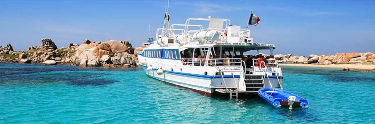 Image N°1 de Croisière d'une journée vers les îles Cerbicales et Lavezzi avec déjeuner activité à Bonifacio, publiée par le prestataire