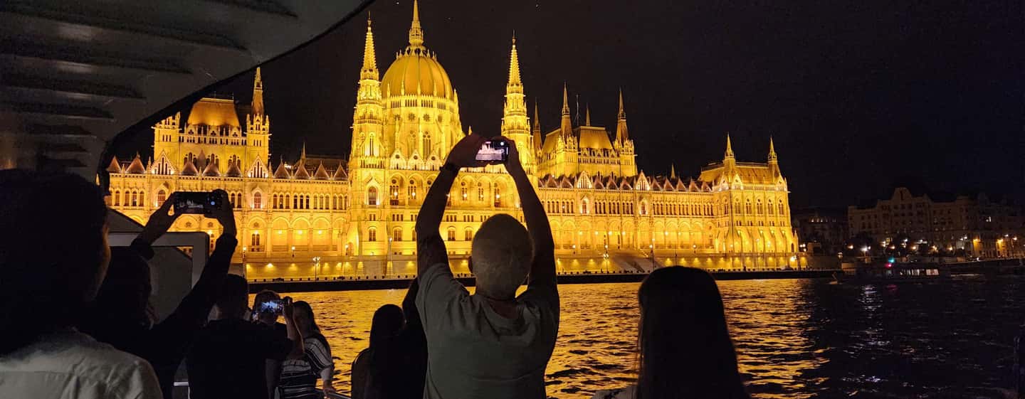 imagem n.1 de Budapeste: Cruzeiro turístico noturno ou diurno atividade em Budapeste, carregada pelo fornecedor