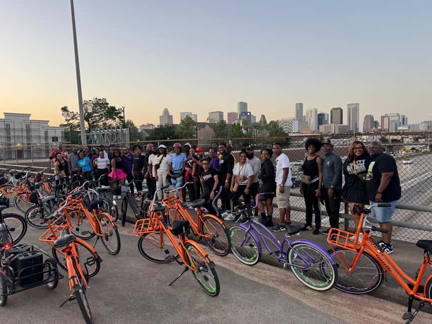 imagen n.º 9 de Houston: Paseo nocturno en bicicleta con luces LED y música actividad en Houston, subida por el proveedor