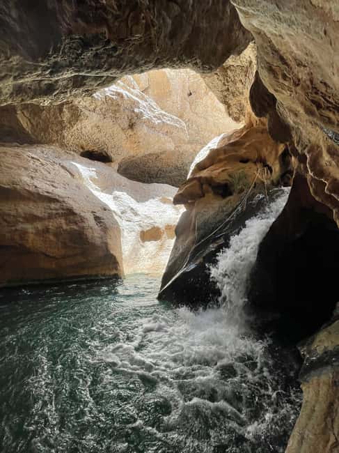 Immagine nº 12 di Muscat: escursione di un'intera giornata a Wadi Shab, grotta romantica e sinkhole attività a Regione al-Sharqiyya, caricata dal fornitore