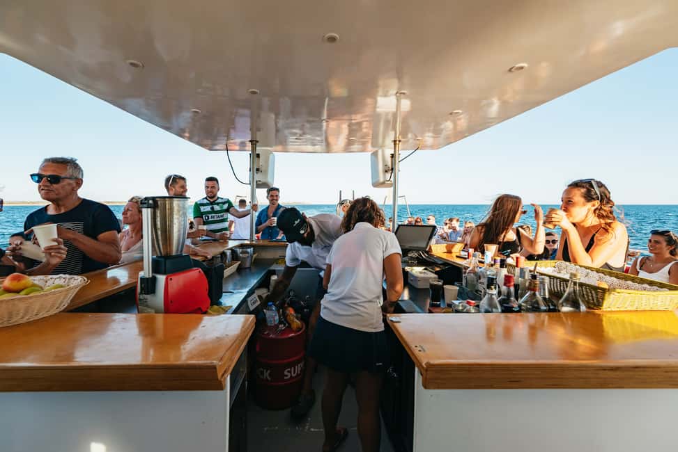 afbeelding n.10 van Vanuit Albufeira: Sunset Cruise en Strand BBQ met Open Bar activiteit in Olhos de Água, geüpload door aanbieder