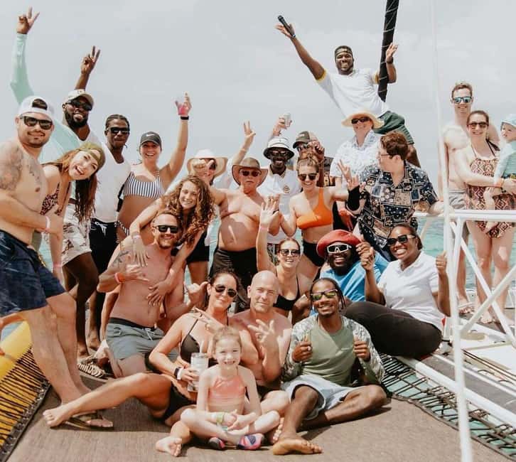 imagem n.2 de Catamarã Negril: Passeio matinal, mergulho com snorkel, DJ e Rick's Cafe atividade em Negril, carregada pelo fornecedor