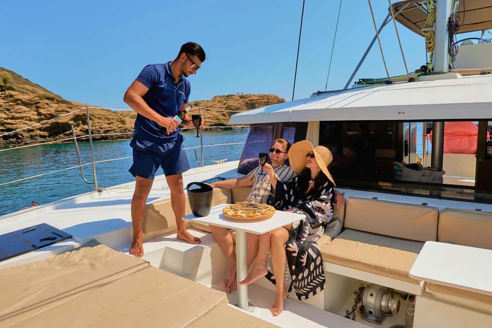 Immagine nº 1 di Catamarano di lusso Panormo: pranzo gourmet, calette nascoste e nuotate attività a Panormos in Rethymno, caricata dal fornitore