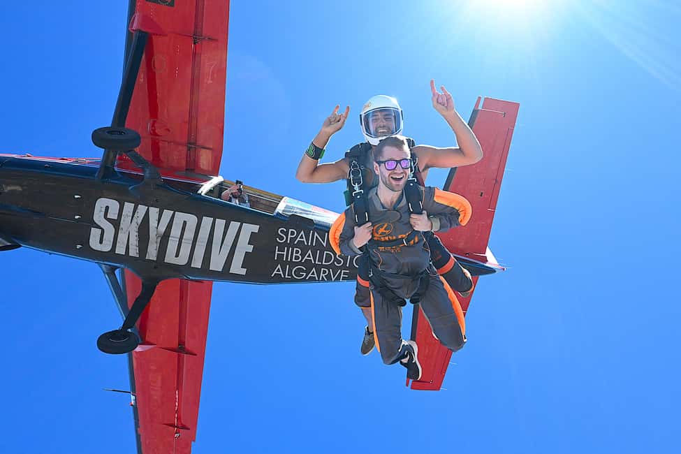 imagem n.7 de Skydive Algarve: Paraquedismo Tandem 10.000ft (até 15.000ft) atividade em Alvor, carregada pelo fornecedor