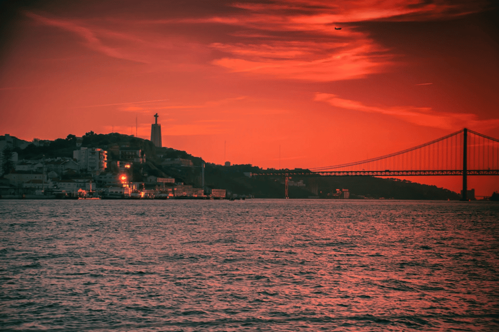 imagem n.21 de Lisboa: Passeio de Veleiro com Guia Local e Open Bar de Vinho Verde atividade em Lisboa, carregada pelo fornecedor