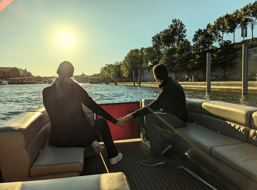Image N°4 de Paris : Croisière privée au coucher du soleil avec apéritif et prise en charge des passagers activité à Paris, publiée par le prestataire