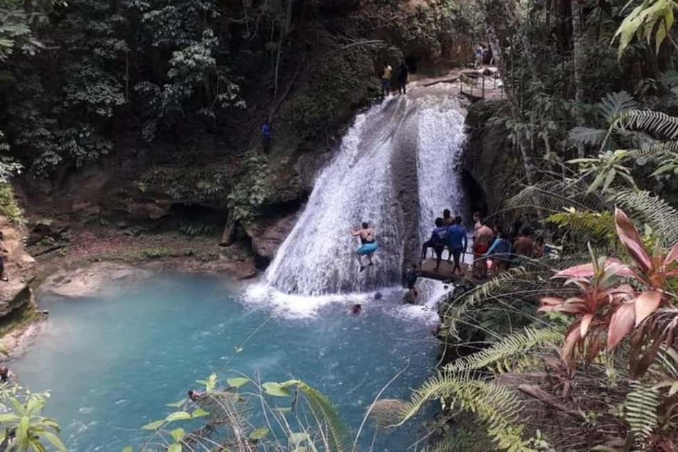 imagem n.5 de De Ocho Rios: Passeio pelo Blue Hole e Dunn's River Falls atividade em Ocho Rios, carregada pelo fornecedor