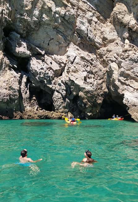 imagem n.8 de Sesimbra: Passeio de barco pelas baías e praias secretas com snorkeling atividade em Distrito de Lisboa, carregada pelo fornecedor