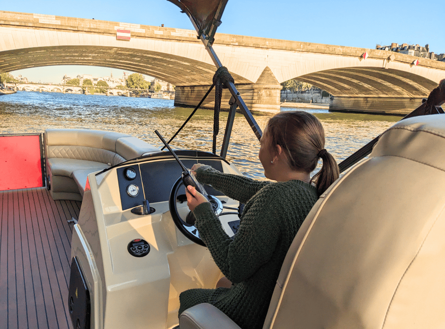 Image N°9 de Paris : Croisière privée au coucher du soleil avec apéritif et prise en charge des passagers activité à Paris, publiée par le prestataire