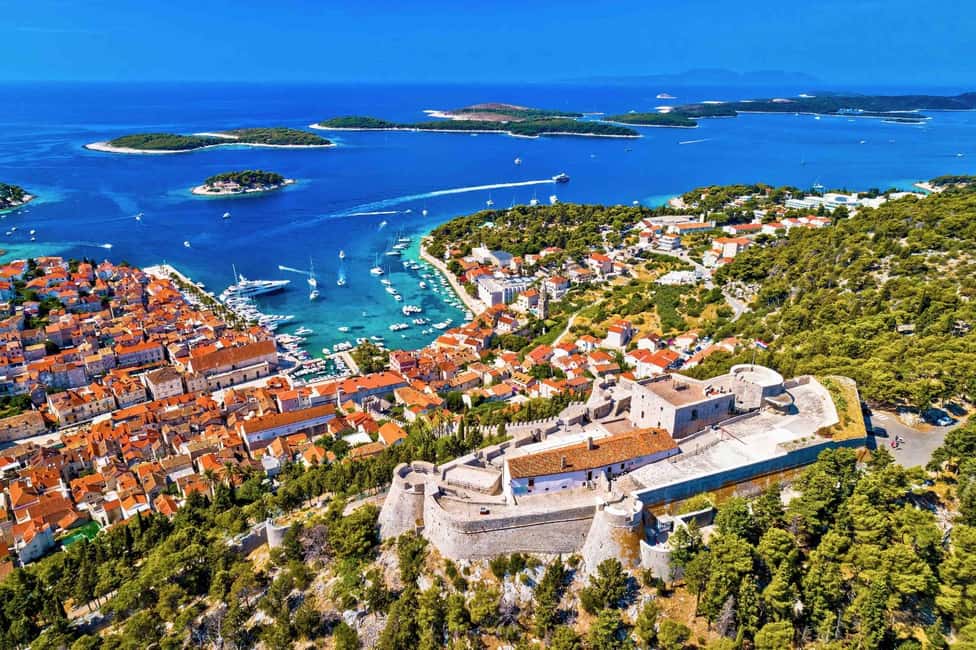 billede nr.15 af aktiviteten Split: Den Blå Lagune, Hvar og 5 øer – bådtur med en lille gruppe i Hvar by, uploadet af udbyder