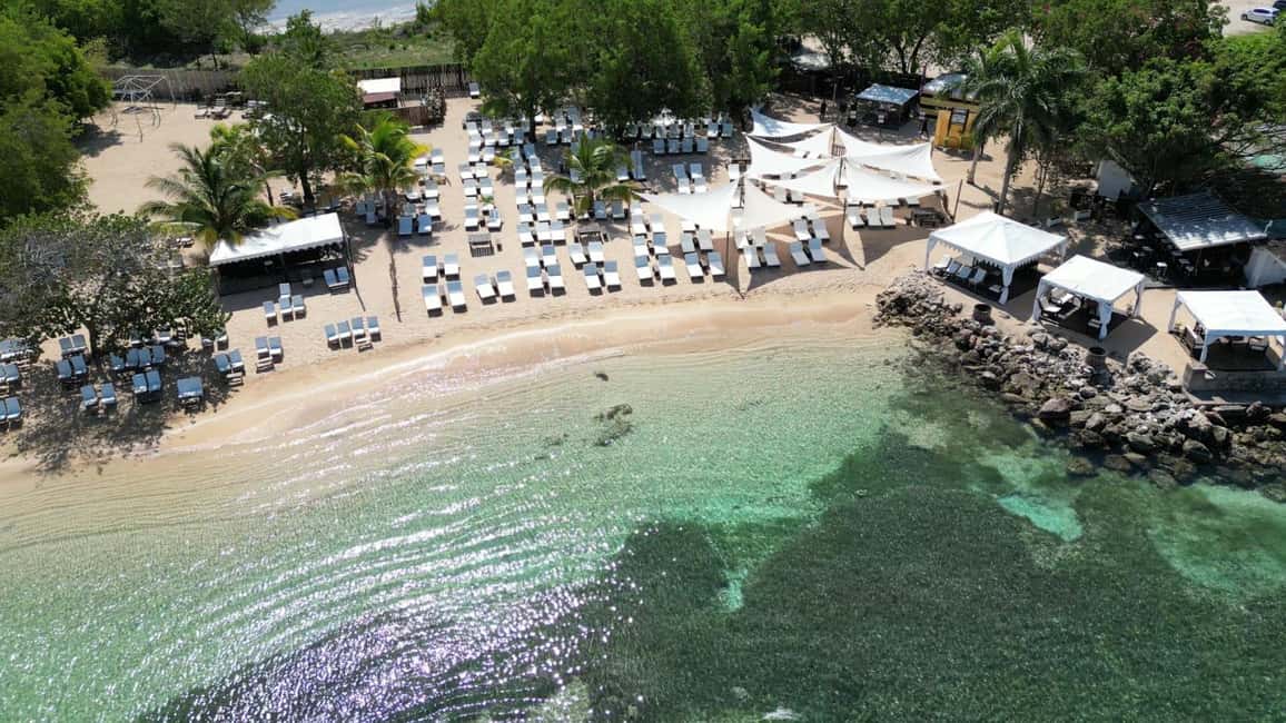 imagem n.9 de Falmouth: Jungle River Tubing e Bamboo Beach Club com almoço atividade em Condado de Cornwall, carregada pelo fornecedor