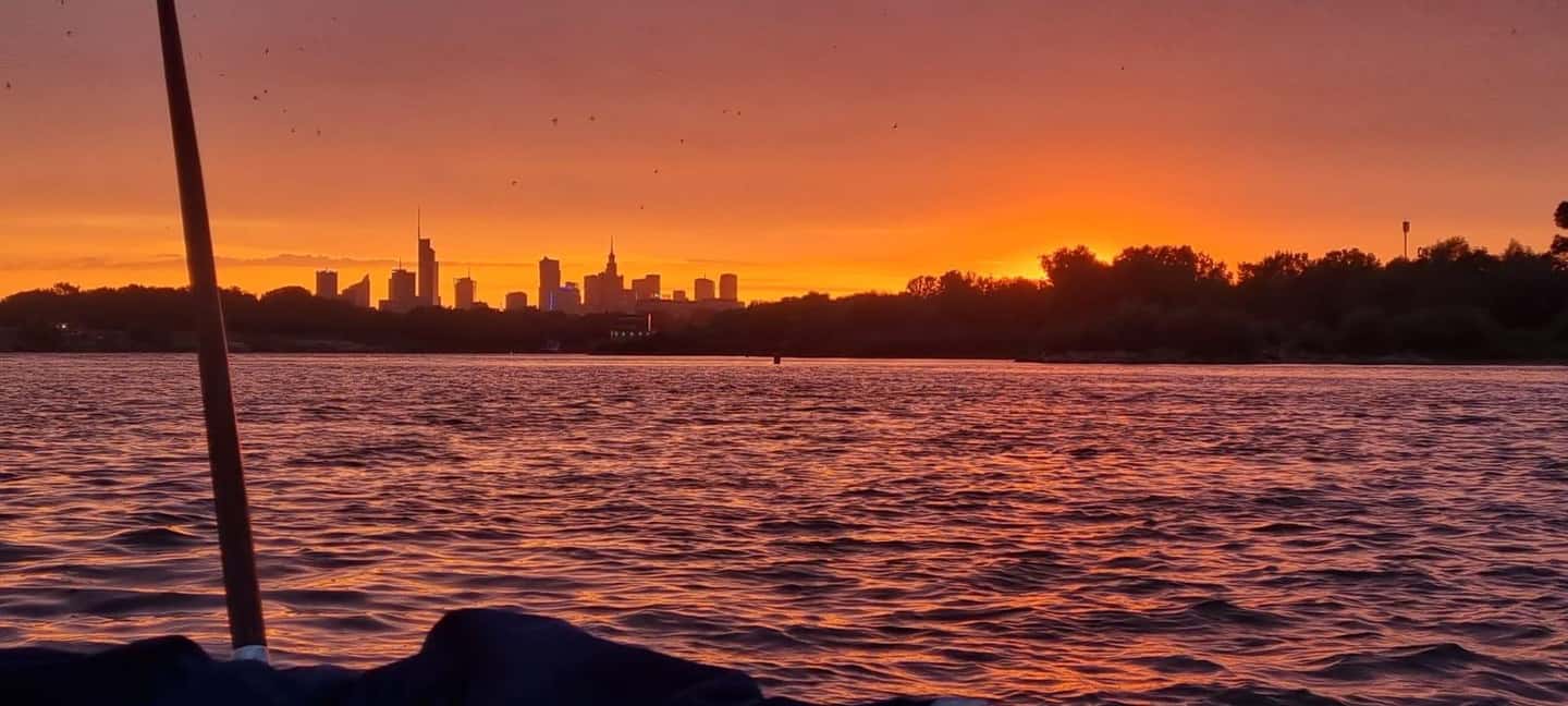 imagem n.5 de Varsóvia: Cruzeiro ao pôr do sol no rio Vístula com bebida de boas-vindas atividade em Voivodia da Mazóvia, carregada pelo fornecedor