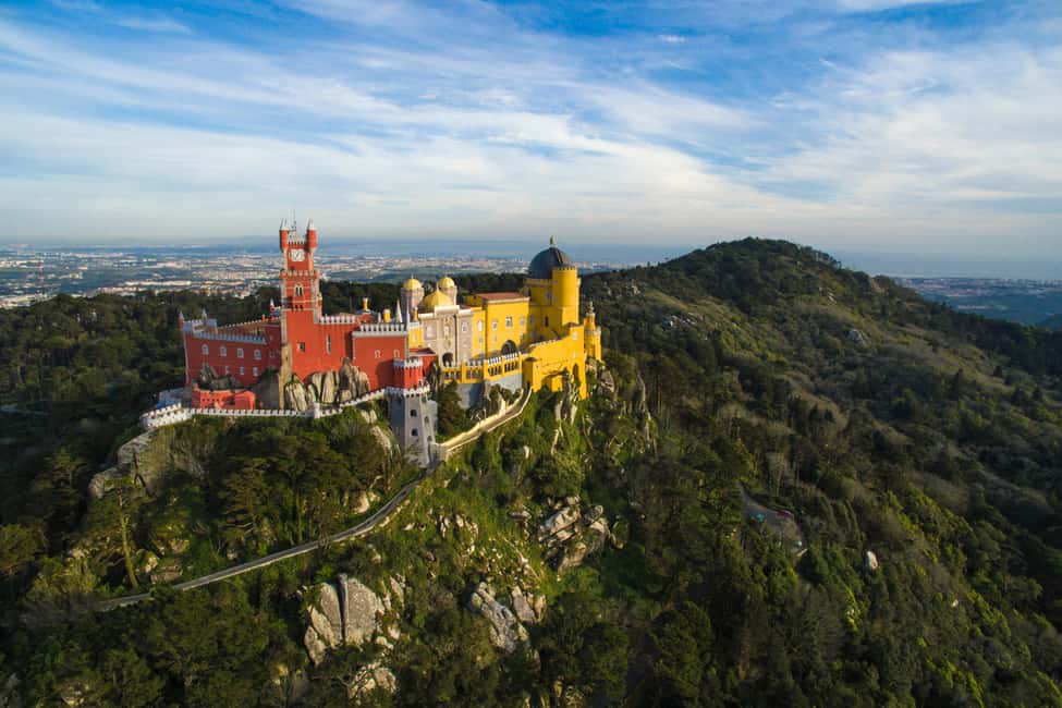 Immagine nº 2 di Lisbona: Tour privato di mezza giornata di Sintra con il Palazzo Pena attività a Sintra, caricata dal fornitore