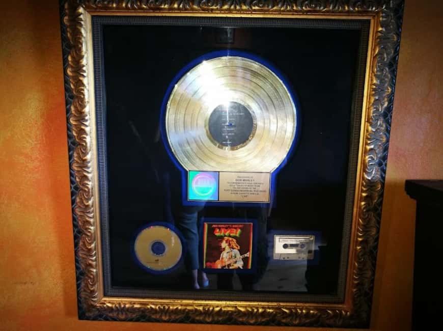 imagem n.5 de De Montego Bay: Bob Marley 9 milhas e passeio pelas cataratas do rio Dunns atividade em Ocho Rios, carregada pelo fornecedor