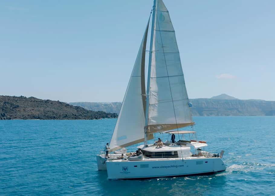 imagem n.6 de Cruzeiro Santorini Gold Catamaran com snorkel, churrasco e bar aberto atividade em Vlichada, carregada pelo fornecedor