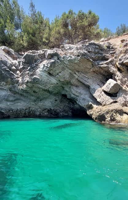 imagem n.25 de Sesimbra: Passeio de barco pelas baías e praias secretas com snorkeling atividade em Distrito de Lisboa, carregada pelo fornecedor