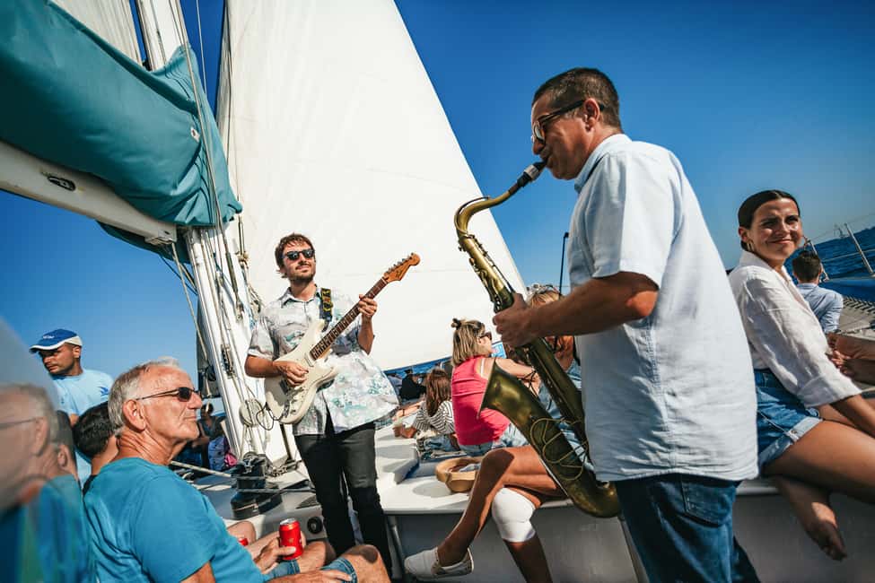 Bild Nr. 11 von Barcelona: Katamaran-Kreuzfahrt bei Sonnenuntergang mit Live-Musik Aktivität in Barcelona, hochgeladen vom Anbieter