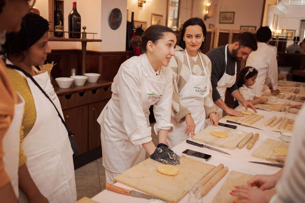 Image N°8 de Rome : Cours de cuisine de pâtes fettuccine dans le centre ville de Rome activité à Rome, publiée par le prestataire