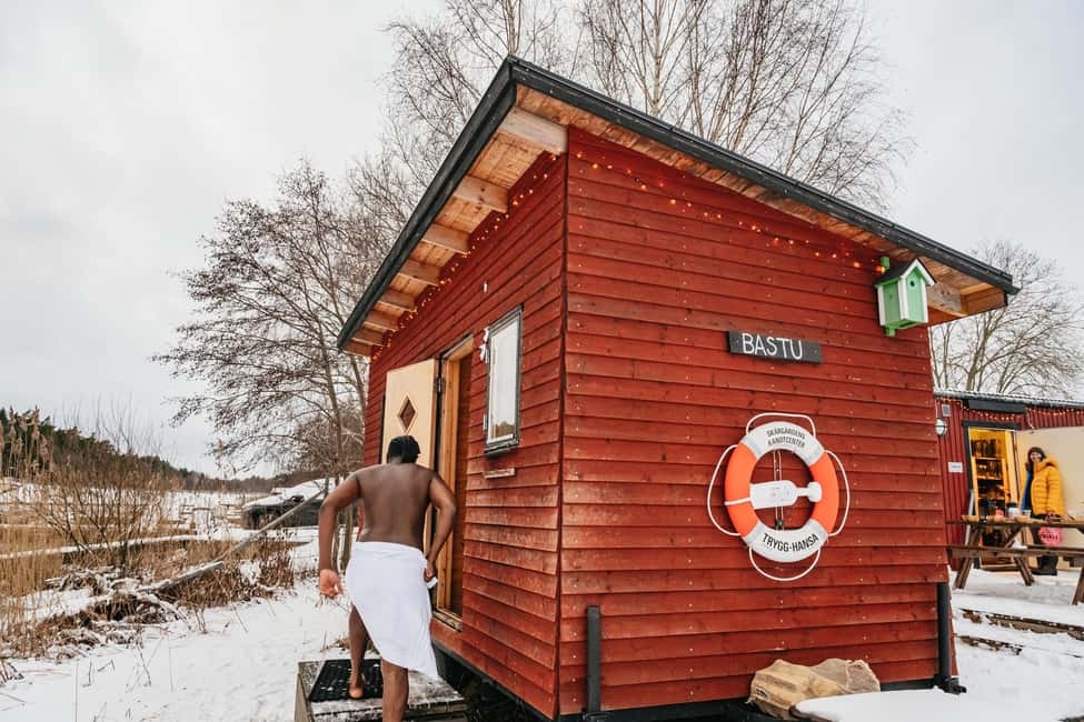 imagem n.4 de Estocolmo: Caiaque de inverno, Fika sueco e sauna quente atividade em Vaxholm, carregada pelo fornecedor