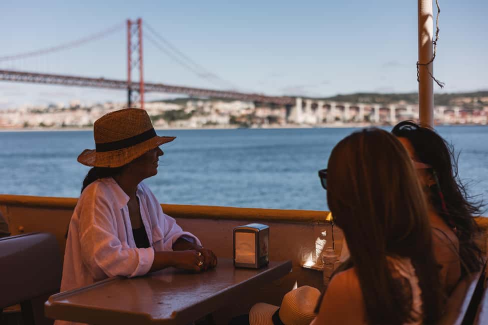 imagem n.21 de Lisboa: Passeio de Barco Amarelo no Rio Tejo atividade em Lisboa, carregada pelo fornecedor
