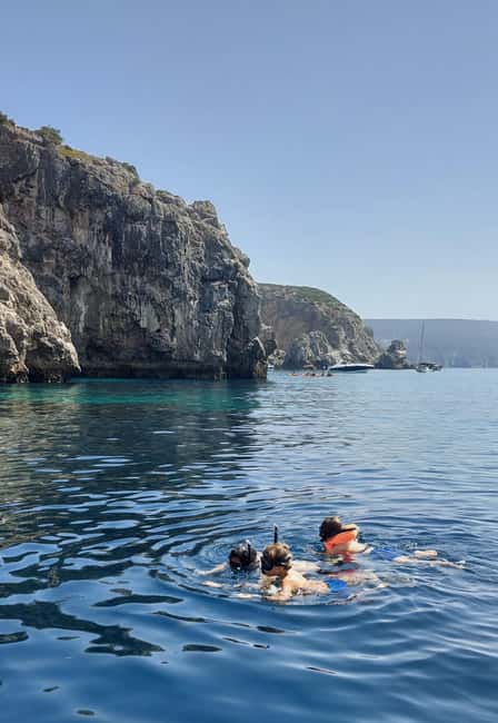 imagem n.39 de Sesimbra: Passeio de barco pelas baías e praias secretas com snorkeling atividade em Distrito de Lisboa, carregada pelo fornecedor