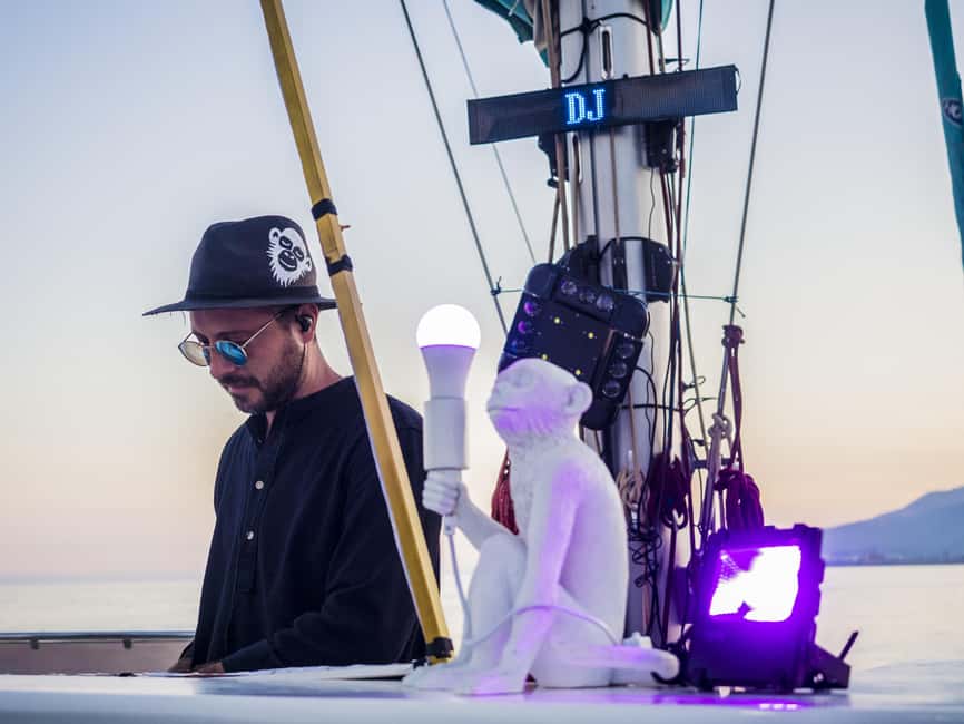 imagen n.º 4 de Málaga: crucero al atardecer o nocturno en catamarán con DJ en directo y bebida actividad en Málaga, subida por el proveedor