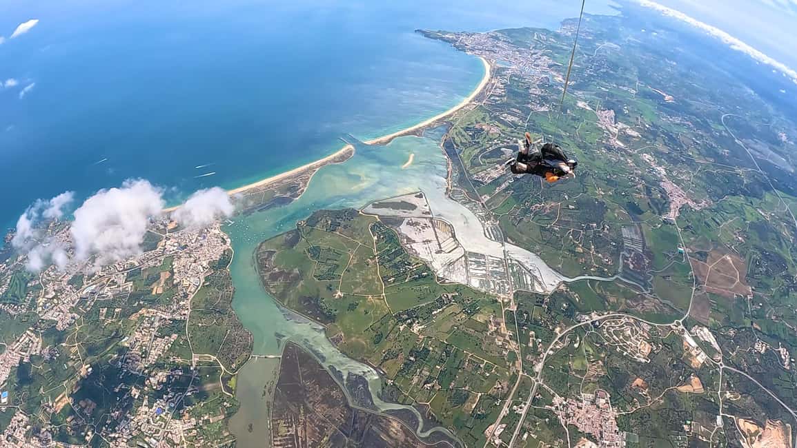 imagem n.5 de Skydive Algarve: Paraquedismo Tandem 10.000ft (até 15.000ft) atividade em Alvor, carregada pelo fornecedor