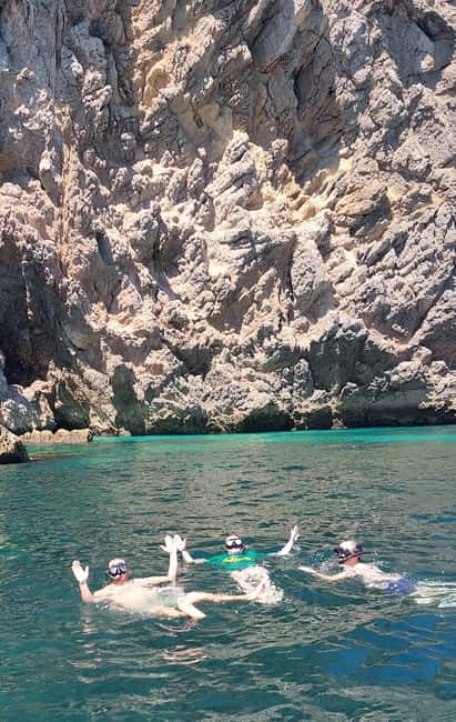 imagem n.27 de Sesimbra: Passeio de barco pelas baías e praias secretas com snorkeling atividade em Distrito de Lisboa, carregada pelo fornecedor