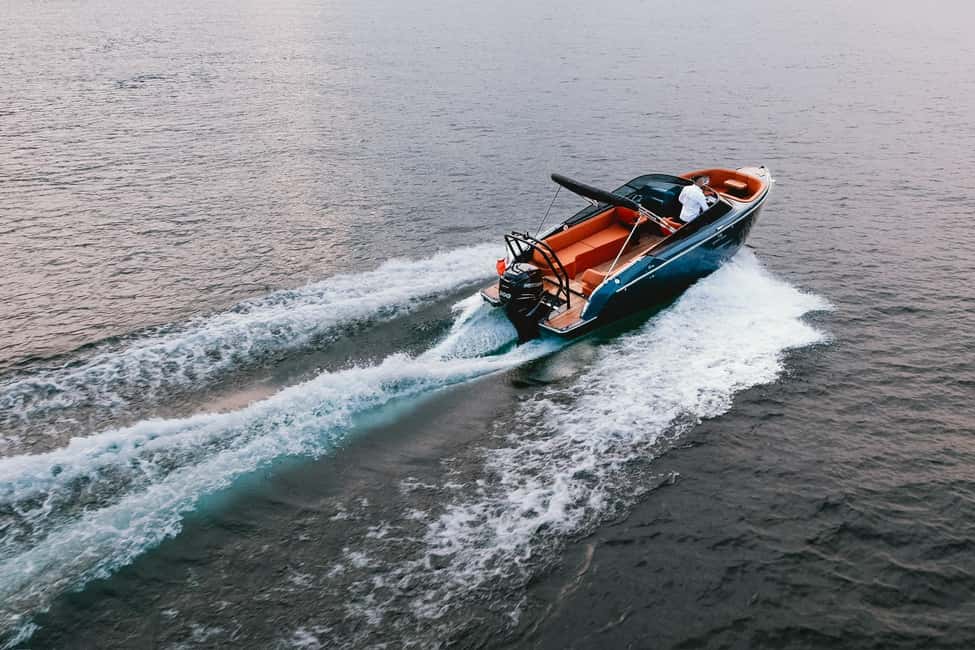 imagen n.º 4 de Lago de Como: Tour en barco privado con capitán y bebidas actividad en Varenna, subida por el proveedor