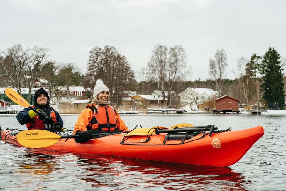 imagem n.9 de Estocolmo: Caiaque de inverno, Fika sueco e sauna quente atividade em Vaxholm, carregada pelo fornecedor