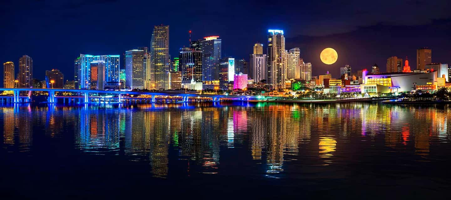 imagen n.º 5 de Miami Beach: Tour aéreo privado Night Lights - Champán gratis actividad en Miami, subida por el proveedor